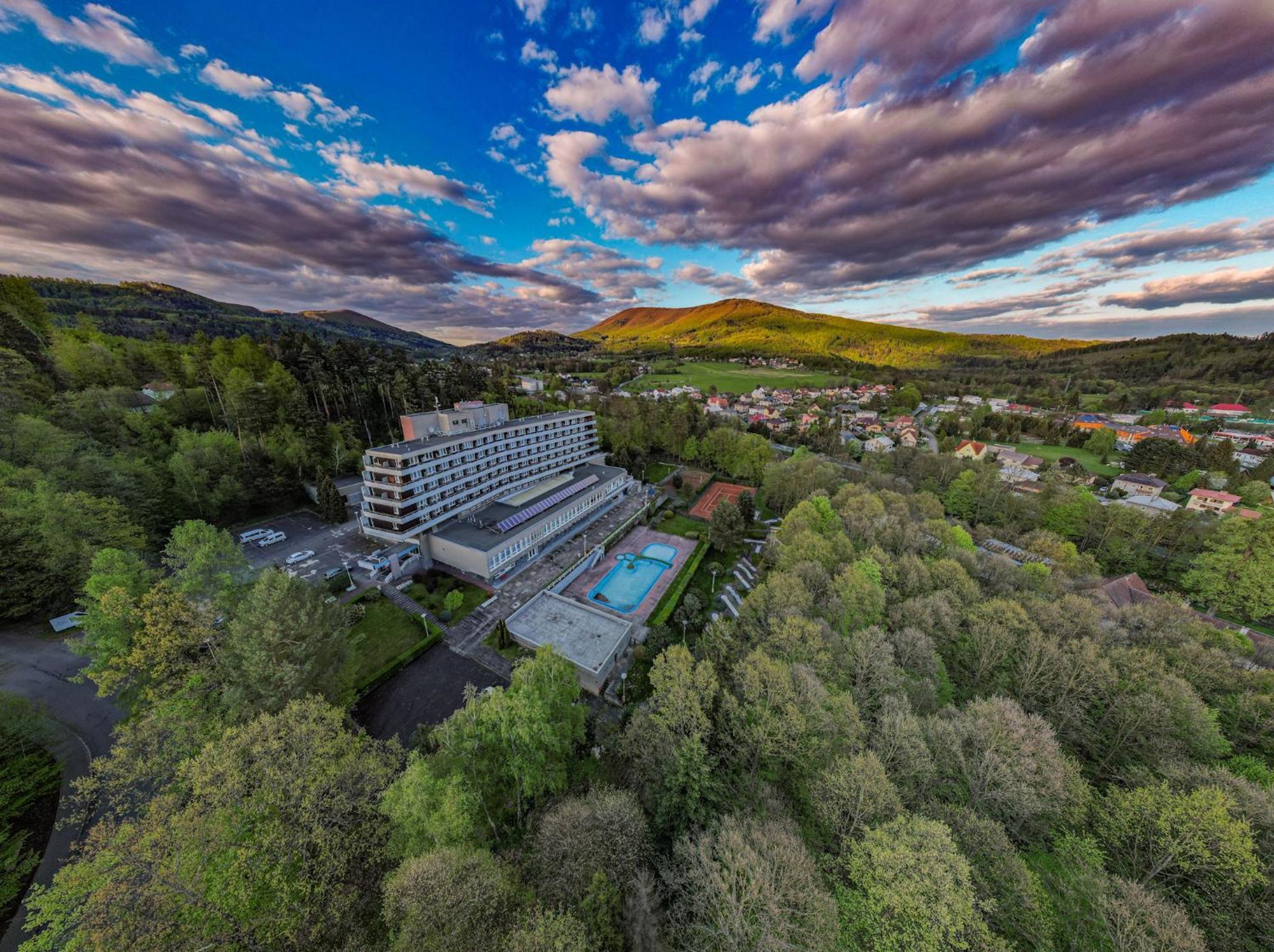 Ibis Styles Relax Roznov Pod Radhostem Hotell Exteriör bild